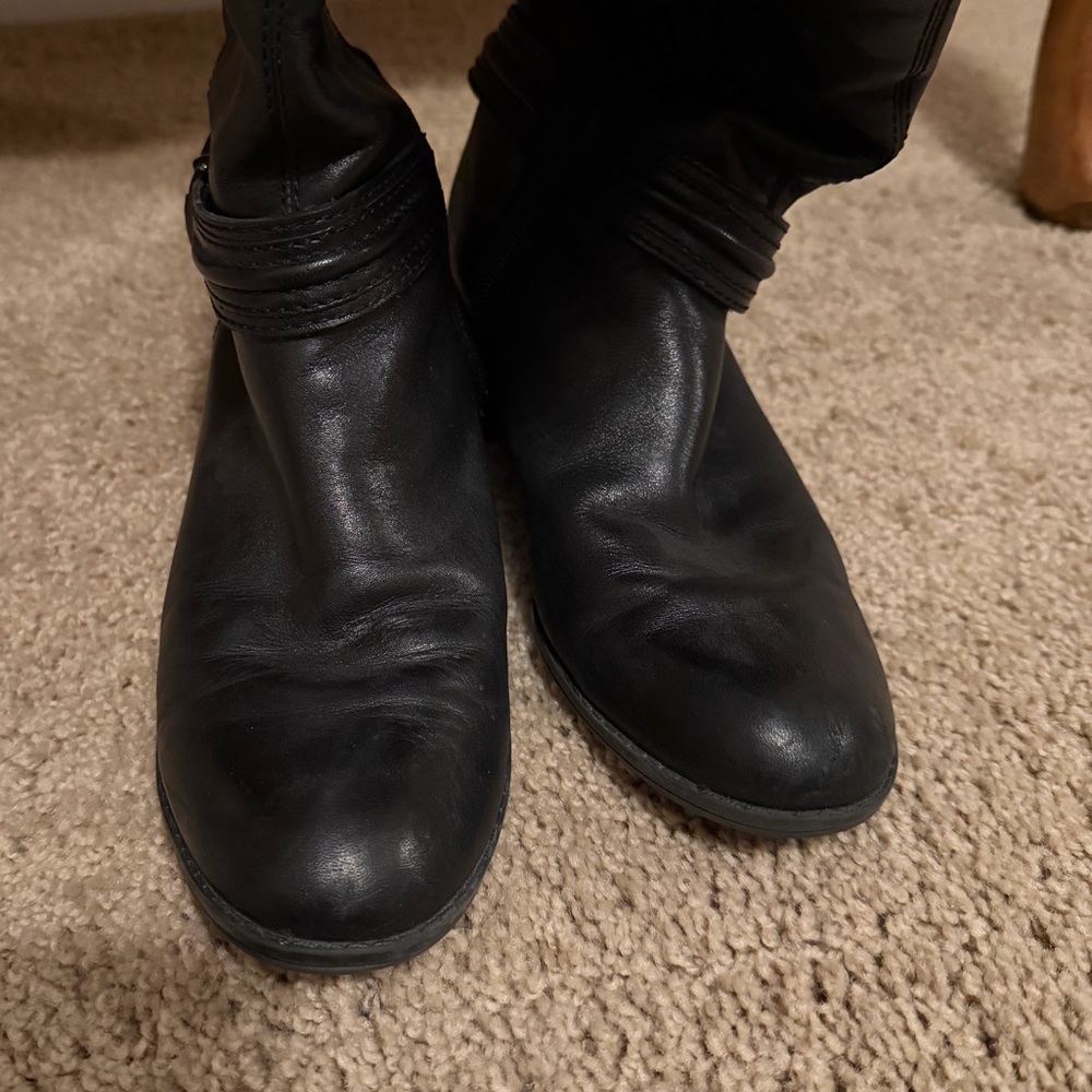 Elegant Black Heeled Boots - Picture 2 of 7